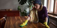 Cómo preparar el truco casero de aceite de oliva y vinagre para limpiar los muebles de madera