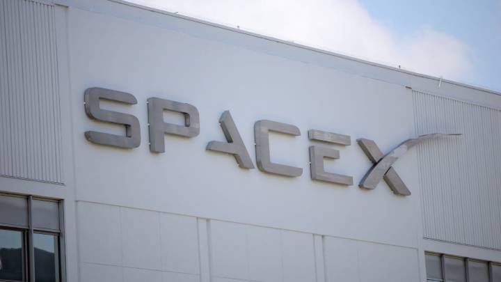 SpaceX buys wireless spectrum from EchoStar in $17 billion deal