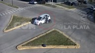 Video: un motociclista de 20 años resultó herido tras un violento choque en La Plata