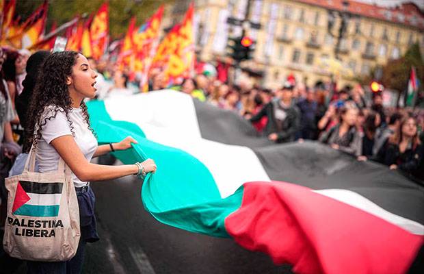 Miles de personas bloquean Roma y otras ciudades italianas por la ofensiva israelí en Gaza