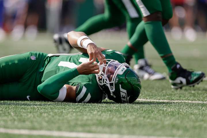 Justin Fields injury: Jets QB leaves game vs. Bills