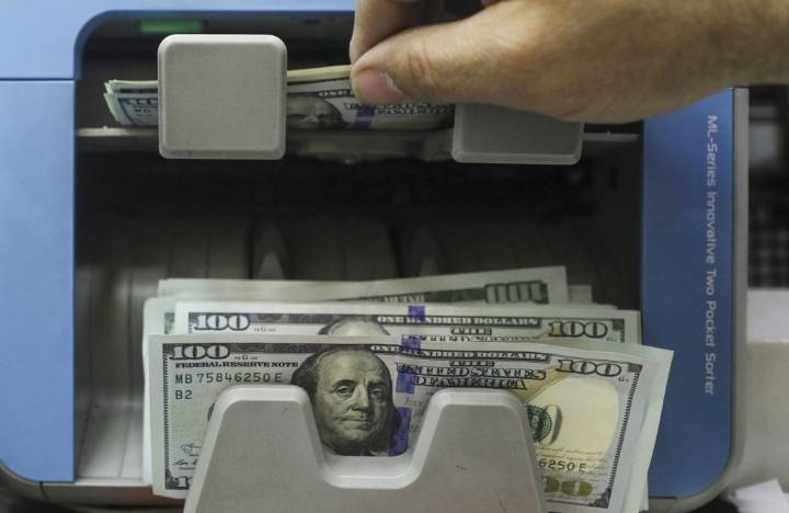 El dólar mayorista tocó hoy el techo de banda y el minorista cerró en $1.485