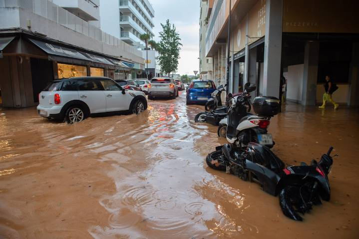 El temporal que azota Ibiza y Formentera deja dos personas heridas de gravedad por caídas sufridas en la calle