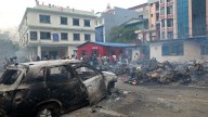Queman Parlamento en Nepal, renuncia el primer ministro y su esposa murió