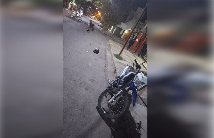 Colisión entre dos motocicletas en el Barrio Hospital: dos jóvenes resultaron heridos