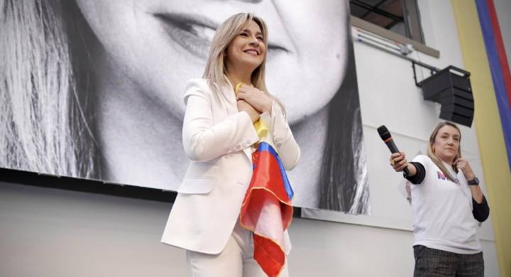 Vicky Dávila y su emotivo canto del himno nacional en plena campaña presidencial: así sonó