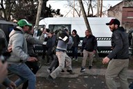 Videos: feroz pelea entre militantes y un periodista agredido en el acto de Milei