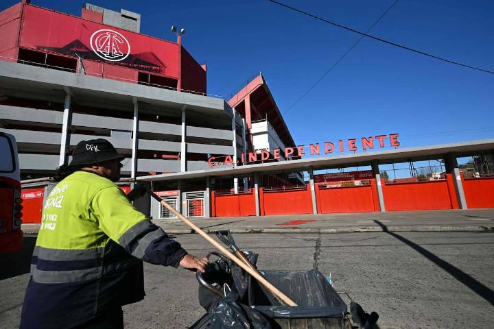 Tras los incidentes ante la U de Chile. Levantaron la cláusura del estadio de Independiente y podrá recibir a Banfield con su público