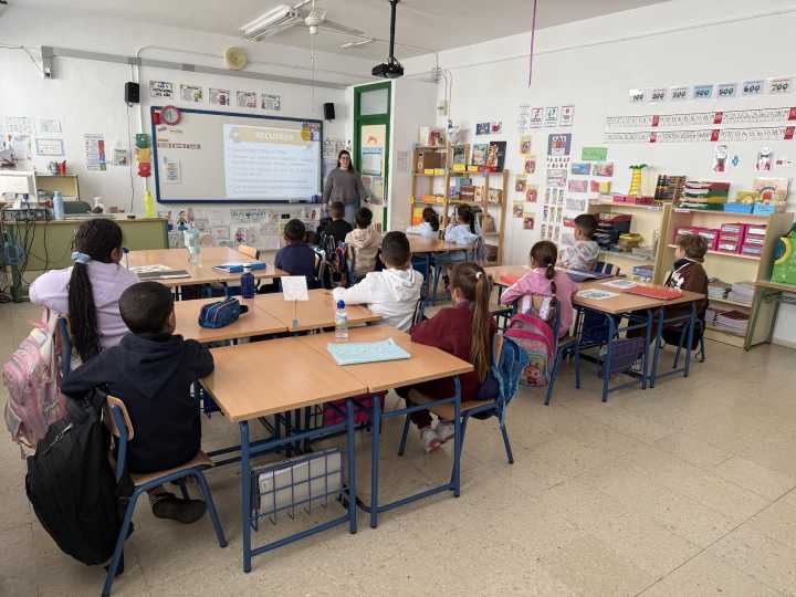 El PSOE critica en Huelva que la Junta "sigue asfixiando la educación pública y apuesta por la privada"