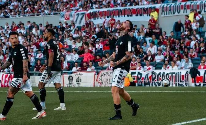 Riestra derrotó a River y se quedó con la punta del Grupo B