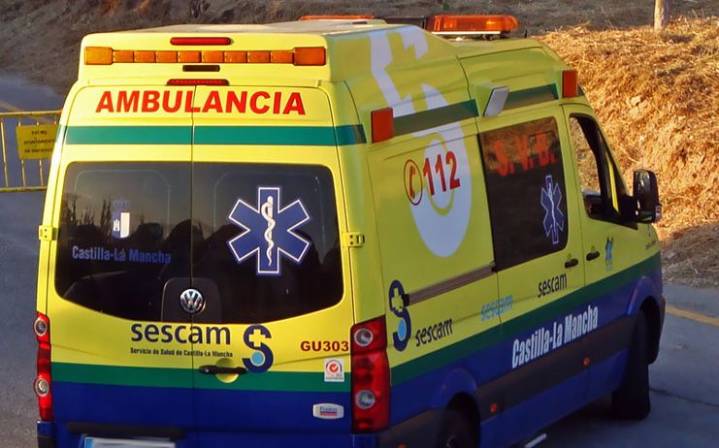 Cinco personas heridas tras chocar un coche con una farola en Nombela