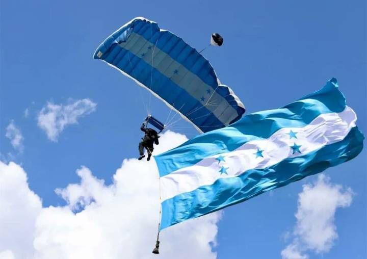 Veintena de paracaidistas emocionan a los asistentes en el 204 aniversario de la independencia