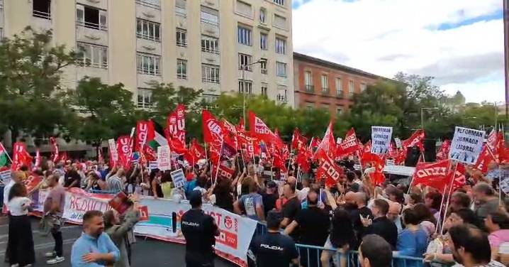 Protesta de los sindicatos CCOO y UGT en las puertas del Congreso a favor de la reducción de jornada