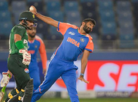 India bowl out Pakistan for 146 in Asia Cup final
