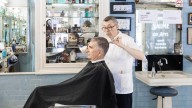 La barbería centenaria que resiste en el centro de Barcelona