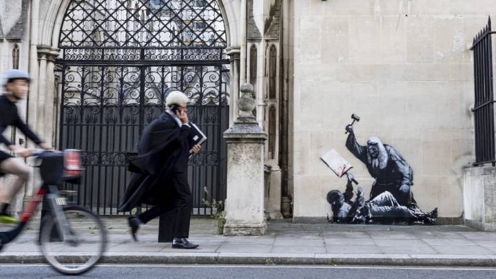 Retirarán del juzgado de Londres mural de Banksy que muestra a un juez golpeando a un manifestante