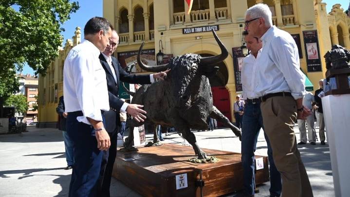 Inaugurada en Albacete la escultura ‘Carasucia’, un homenaje a la tauromaquia
