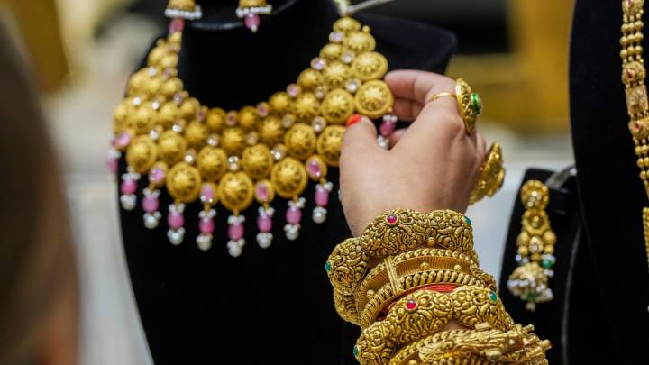 Gold, Silver Prices Today, September 24: Yellow Metal Falls On MCX