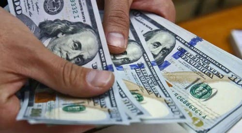 Tras rozar el techo de la banda, el dólar cerró el día con una suba de $45, y el riesgo país superó la barrera de los 1000 puntos