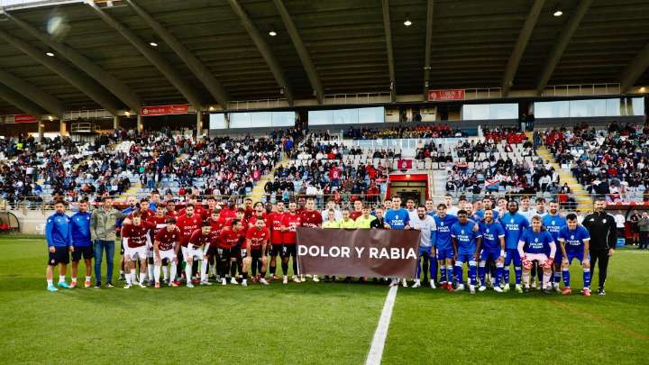 El fútbol más humano homenajea a los que lucharon y se dejaron la vida en los incendios