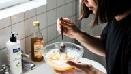 Mezclar vinagre de manzana con acondicionador: por qué recomiendan hacerlo y para qué sirve