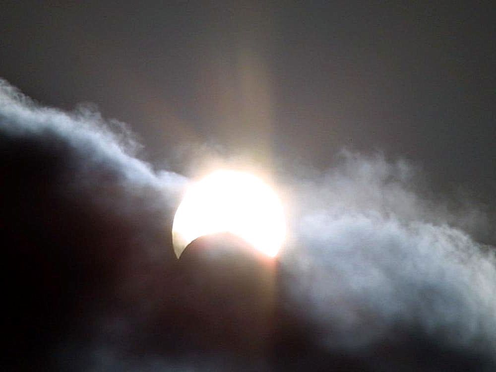 El último eclipse solar de 2025 ocurrirá este domingo