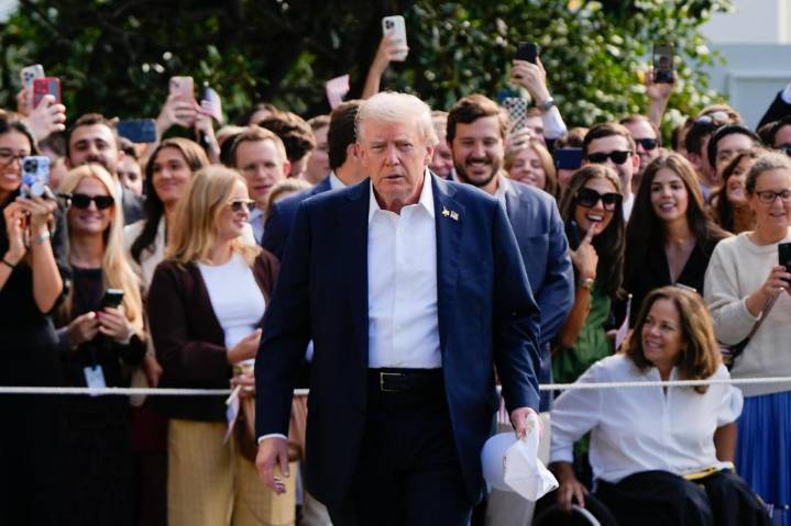 Government shutdown closer as congressional leaders head to White House