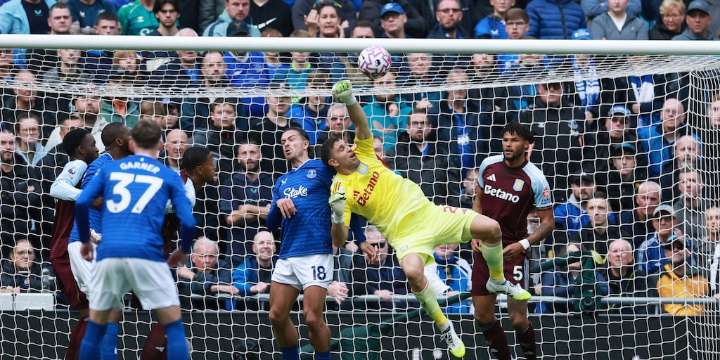 Dibu Martínez reapareció en el Aston Villa tras su frustrada venta y salvó al equipo de la derrota con dos atajadas fenomenales