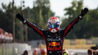 Verstappen les pasa la mano por la cara a los dos pilotos de McLaren