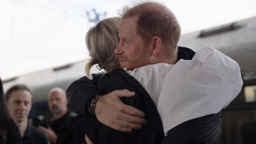 El príncipe Harry visita por sorpresa a los militares heridos en Ucrania