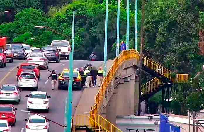 Evitan suicidio en el puente Universidad