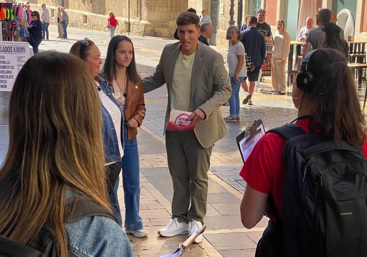 Xuso Jones revoluciona el centro de León con la grabación del concurso 'Lo sabe, no lo sabe'