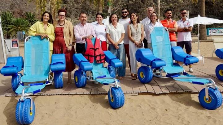 Mejora del baño adaptado en Las Teresitas: Santa Cruz dota a su playa con ocho sillas anfibias