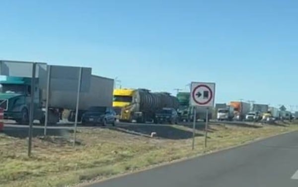 Video: Lenta revisión en retén de Precos provoca fila kilométrica