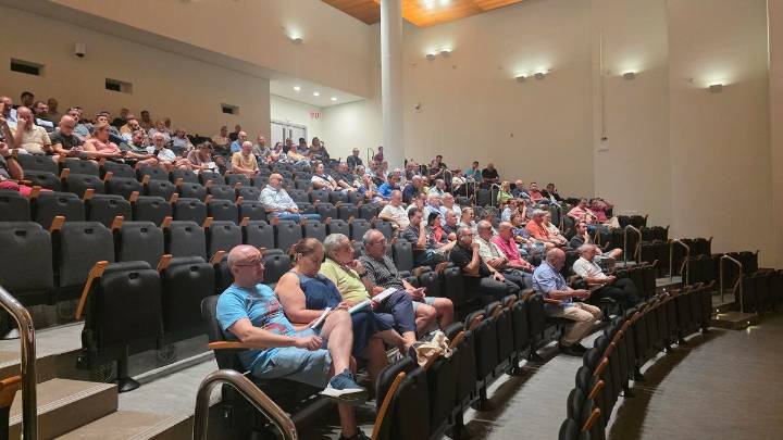 Quejas en la asamblea de Fallas por no celebrarse verbenas la noche de la "plantà"
