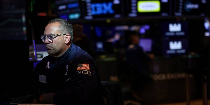 El riesgo país se mantiene cerca de los 1.100 puntos, su nivel más alto en los últimos once meses