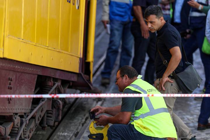 Vimos policía y bomberos, son tranvías muy viejos, cuenta un turista español en Lisboa