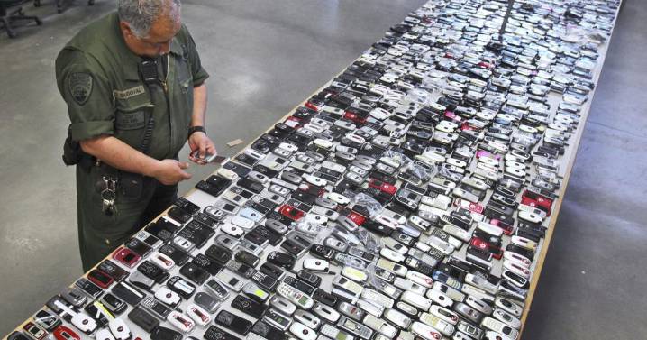 FCC taking steps that would allow US prisons to jam prisoners' cellphone signals