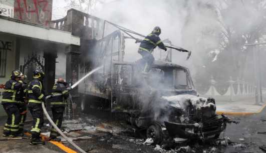 Protesta por Ayotzinapa: encapuchados atacan cuartel en CDMX