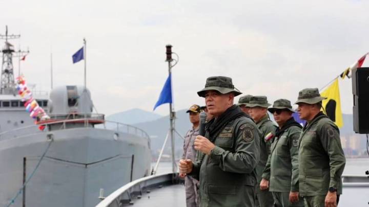 Estados Unidos está realizando vuelos de inteligencia nocturnos “contra el pueblo de Venezuela”, advierte Vladimir Padrino