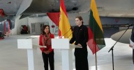 La ministra de Defensa lituana le pide a Robles que dé un paso más en la defensa de Lituania frente a Rusia