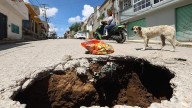 Socavón en San Pablo Xochimehuacan preocupa a vecinos; autoridades siguen sin atenderlo