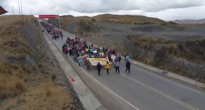 Pasco: Padres de familia inician marcha de sacrificio a Lima por contaminación de laguna Patarcocha