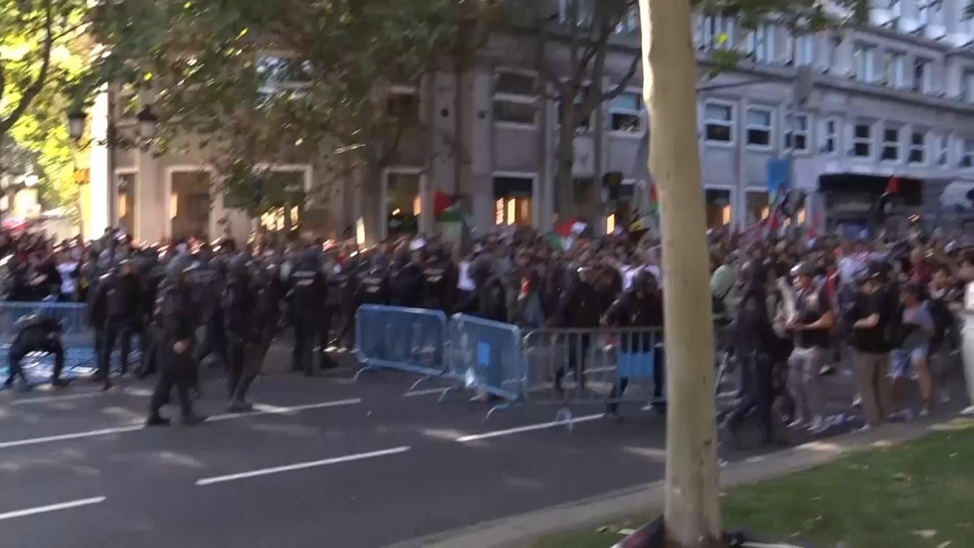 Final stage of Spanish Vuelta cycling race interrupted by pro