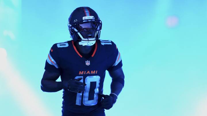 Tyreek Hill carted off with left leg injury