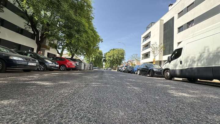 La calle Hermenegildo Casas Jiménez, en Sevilla Este, tendrá pavimento renovado