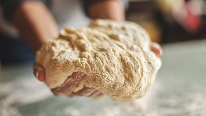 Pizza casera para 1 kg de harina: la receta de la masa con 5 ingredientes, riquísima y muy resultona