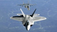 Adiós al F-22 Raptor: el Pentágono prepara el caza avanzado que comandará un enjambre de drones letales