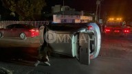 Chocan y vuelcan en la Colegio Militar; dos heridos
