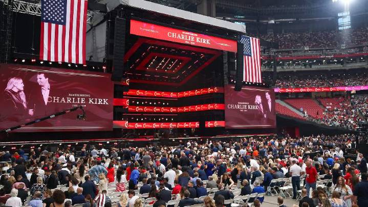 El funeral de Charlie Kirk congrega a más de 100.000 personas en Arizona, incluyendo a Trump